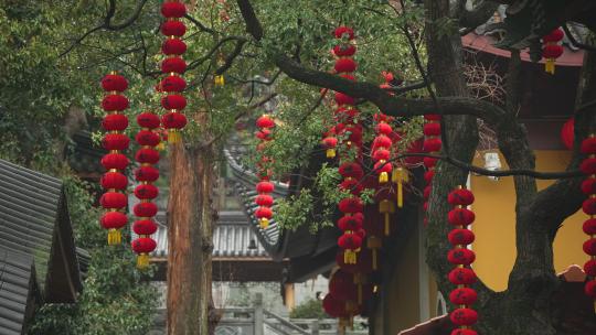 下雨天杭州上天竺寺庙古建筑前树上挂着灯笼