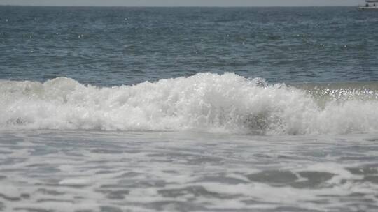 高清实拍海浪拍打海滩