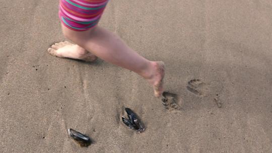 脚踩在沙滩上视频素材模板下载