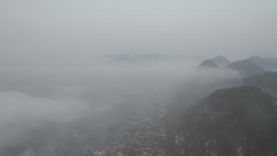 云雾缭绕中的贵州省镇远古镇航拍风光视频素材模板下载