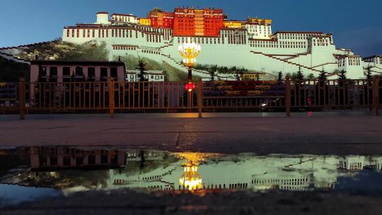 夜晚的西藏拉萨布达拉宫广场倒影延时