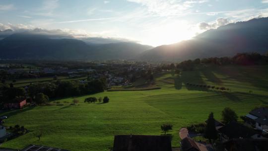 日落时列支敦士登阿尔卑斯山理想绿地的空中景观