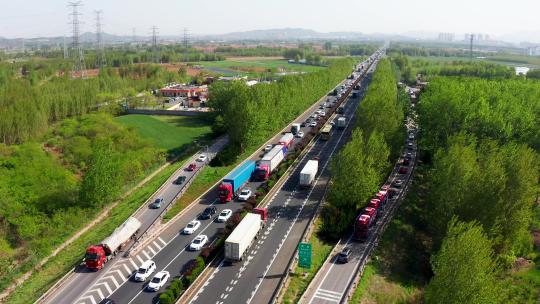 高速公路车流-五一假期高速堵车交通拥堵