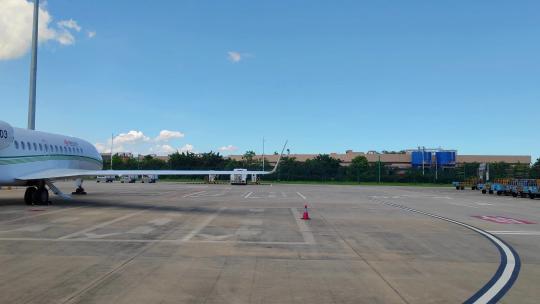 厦门高崎国际机场停机坪进出的航空公司航班视频素材模板下载
