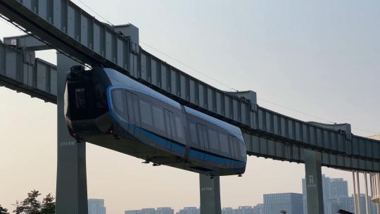 武汉光谷城市立体轨道交通行驶的空轨列车