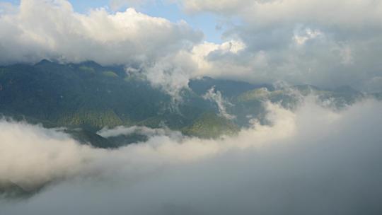 云雾缭绕的山谷