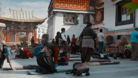 西藏旅游风光拉萨八廓街大昭寺磕头老人视频素材模板下载