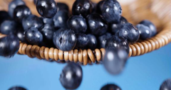 蓝莓升格  蓝莓素材  蓝莓掉在蓝莓汁里