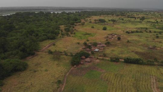 无人机拍摄了阿夫自然景观中一个传统、小而贫穷的村庄