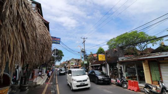 巴厘岛城市街道塔巴南街道车流人流街景