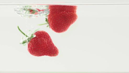 草莓入水视频素材模板下载
