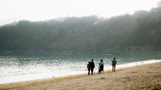海边一家人散步