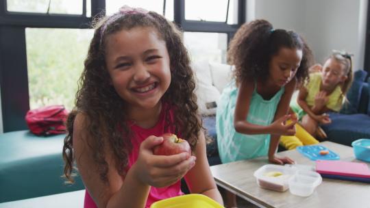 快乐的女孩和朋友在吃水果视频素材模板下载
