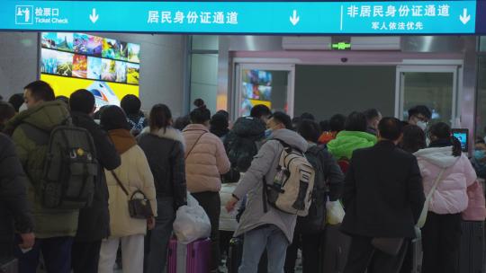 高铁站旅客排队检票口视频素材模板下载