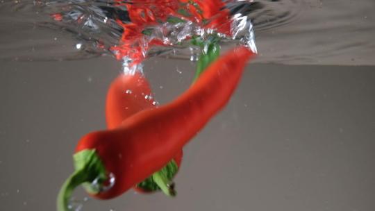 蔬菜掉在水中视频素材模板下载
