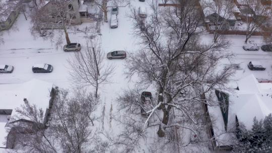 无人机俯瞰被一层新雪覆盖的美国农村社区。