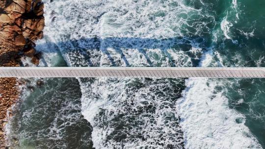 海上栈桥栈道公路和大海海浪俯瞰航拍视频素材模板下载