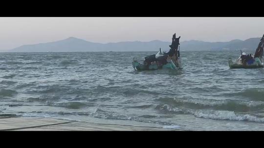 【海】文艺拍摄近夕阳海浪波涛船只漂浮视频素材模板下载
