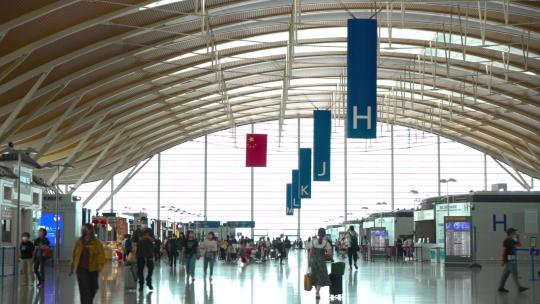浦东国际机场大厅人流空镜