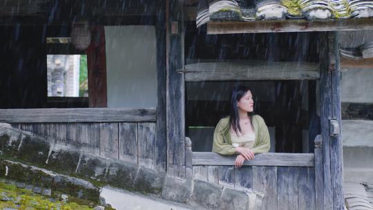 屋檐流美少女窗户台古建筑下雨天意境老房子