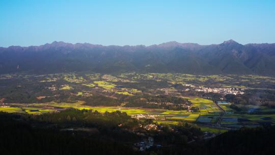 腾冲高黎贡山下的万亩油菜花田