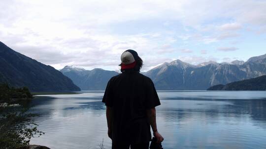 一个摄影师在拍摄山和湖的风景
