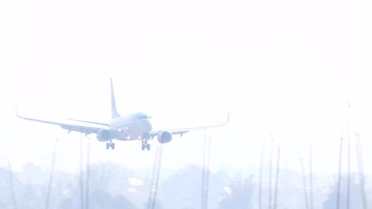 东方航空客机飞机降落全程特写波音737客机视频素材模板下载