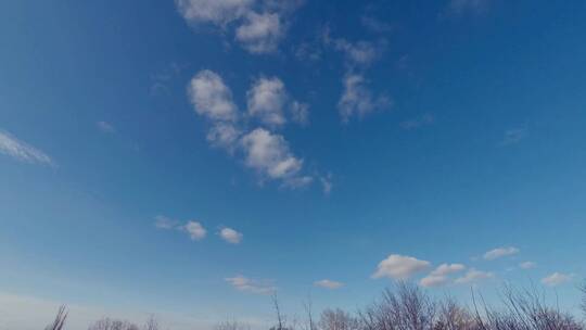 蓝天下动态的云延时摄影