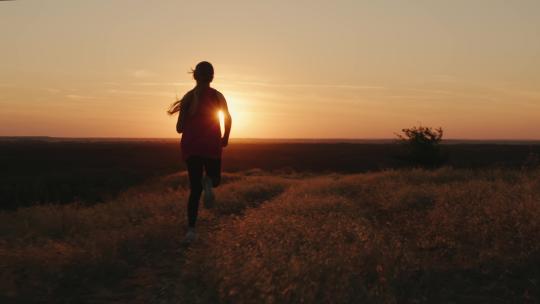 女生奔跑素材美女跑步背影逆光奔跑有氧运动