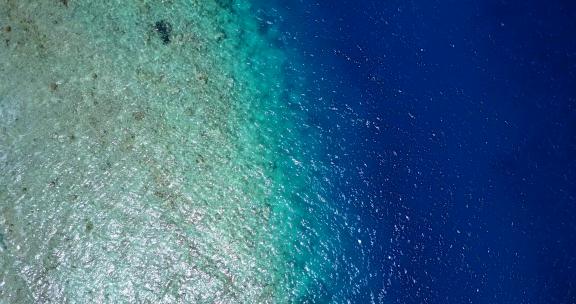 白色海滩和水蓝色的水背景