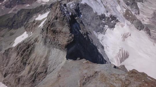 从无人机上鸟瞰一个登山休息站