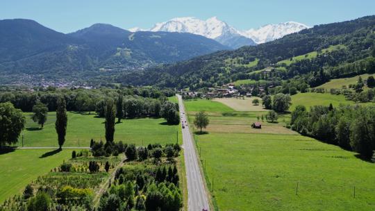 汽车驾驶风景优美的道路前往法国阿尔卑斯山的勃朗峰-空中多莉前进
