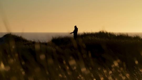 摄影师黄昏海岸拍照旅行