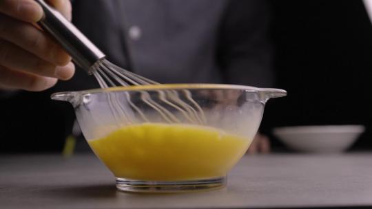 厨师抽动鸡蛋液慢动作特写视频素材模板下载