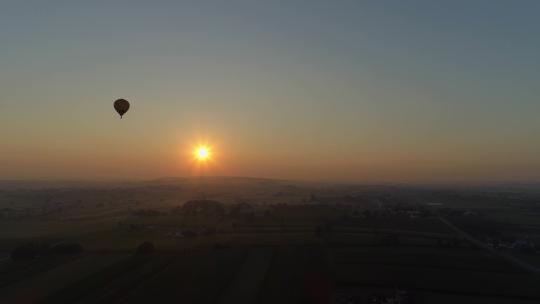 日出时飞翔的热气球