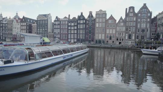 在荷兰乘船游览阿姆斯特丹市区河两岸的街景