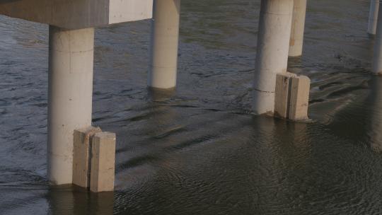 大桥桥墩下河水缓缓流动视频素材模板下载