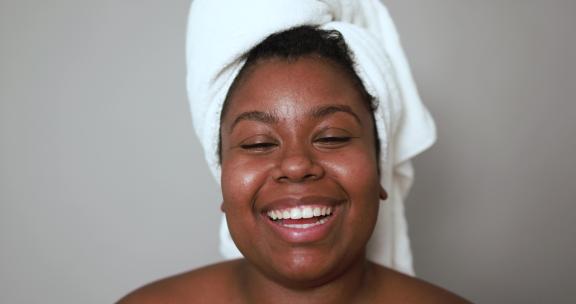 非洲年轻女性做美容治疗日-美容治疗和身体护理概念