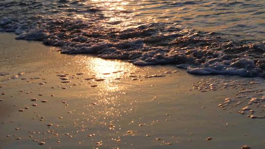 海水拍打沙滩海面 波光粼粼