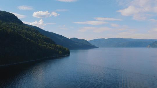 阿尔泰蓝色晴朗天空山脉之间的Teletskoye湖上的船高清在线视频素材下载
