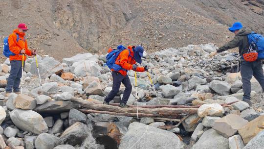 四川甘孜攀登那玛峰的登山者徒步进山