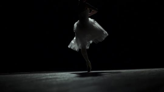 黑暗中跳芭蕾舞的女人