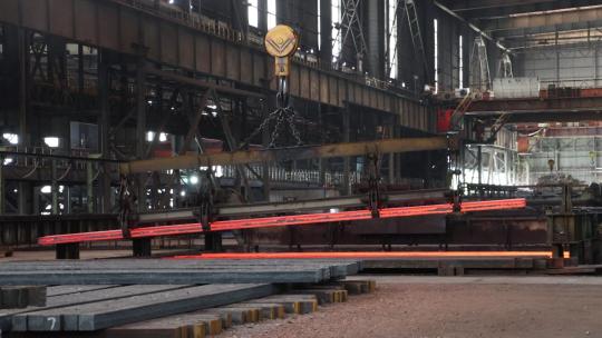 实拍钢铁企业冶金工厂安全生产炼钢钢坯