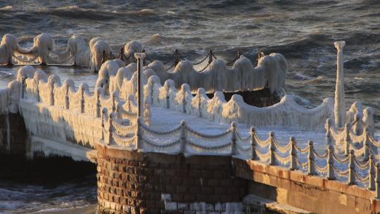 威海高区金海湾国际饭店栈桥上海冰与海浪
