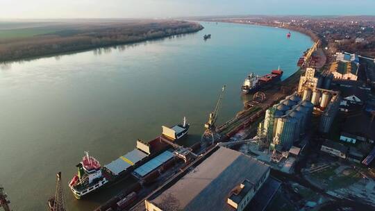 航拍河岸上建有港口的工业综合体