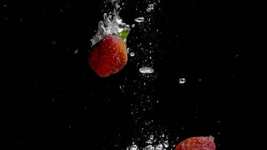 草莓掉入水中慢动作视频素材模板下载