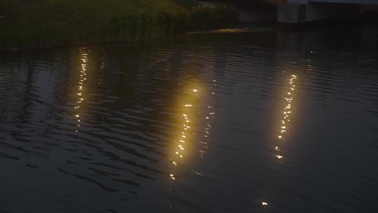 夜晚湖面路灯水波纹光晕4K视频素材模板下载