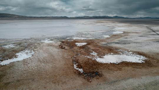 西藏旅游风光冰封盐湖