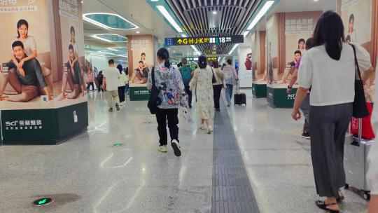 四川省成都市上下班高峰期的地铁人流