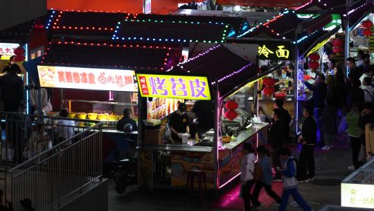 山东青岛步行街美食摊夜晚熙熙攘攘的人群视频素材模板下载